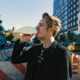 🌙 5c5bbab5 personne, homme, lait, boire, ville, cheveux blonds, veste, bâtiment telegram sticker