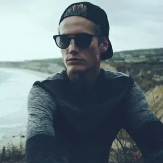 🌙 691a9dfc homme, lunettes de soleil, chapeau, plage, océan telegram sticker