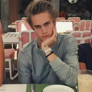 🌙 ba22c961 homme, portrait, personne, jeune adulte, table, intérieur telegram sticker