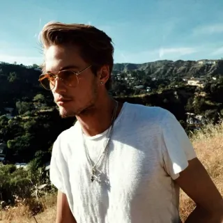 🌙 d66f5d28 homme, lunettes de soleil, t-shirt, colline, bijoux, portrait, mâle, extérieur telegram sticker