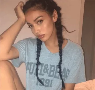 🌟 e1d31ec1 PULL&BEAR 1991 Frau, Zöpfe, T-Shirt, Pull and Bear, Portrait, Mode, Stil telegram sticker