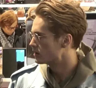 🍪 11a10285 Mann, Person, Brille, blond, lässig telegram sticker