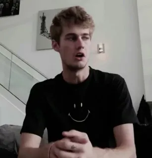 🍪 3f4da11c Mann, Porträt, blond, drinnen, lächeln, T-Shirt telegram sticker