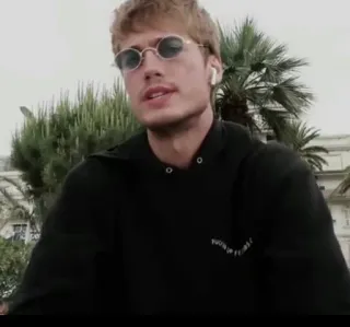 🍪 fb8e559d Youth of France Mann, Porträt, Brille, Hoodie, Jugend Frankreichs telegram sticker