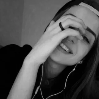 😁 102857f0 vrouw, portret, persoon, glimlach, lachen, zwart-wit, ring, oortjes telegram sticker