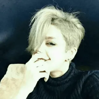 😂 62578252 vrouw, portret, persoon, kort haar, glimlach, selfie telegram sticker