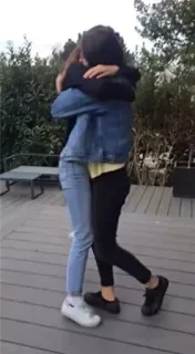 👭 791af600 knuffel, genegenheid, vriendschap, omhelzing, buiten, mensen, vrienden telegram sticker