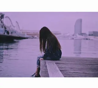 😞 998fbda8 vrouw, zittend, water, dok, verdrietig, eenzaam, depressief telegram sticker