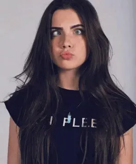 😁 bb760592 I.P.L.E.E. vrouw, meisje, brunette, portret, mode, t-shirt, scheel telegram sticker