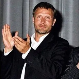 👏 a5335f06 Mads Mikkelsen 배우, 남자, 박수, 환호, 정장 whatsapp sticker