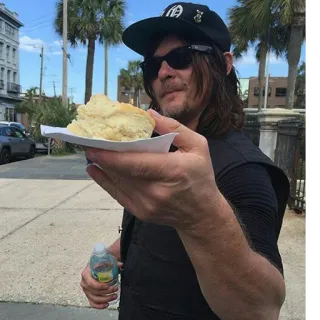 🧁 c746e01a hombre, galleta, comida, gafas de sol, persona, comiendo whatsapp sticker