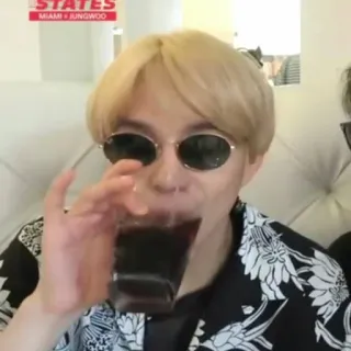 🍑 498b0314 MIAMI JUNGWOO orang, kacamata hitam, minum, pria, minuman telegram sticker