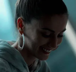 😚 7f4eea44 donna, persona, sorridente, orecchini a cerchio telegram sticker