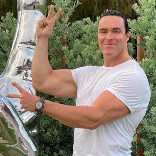 ✌️ 14ae7897 man, vredesteken, buiten, glimlachend, persoon, wit t-shirt telegram sticker