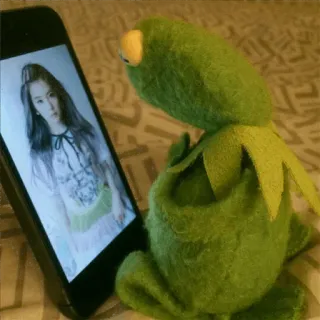 👺 c3d8e2b2 Kermit Kermit Ếch Xanh, ếch, meme, điện thoại, xem, cô đơn telegram sticker
