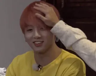 👼 ec5f0a8d portret, glimlachend, persoon, haar, geel shirt telegram sticker