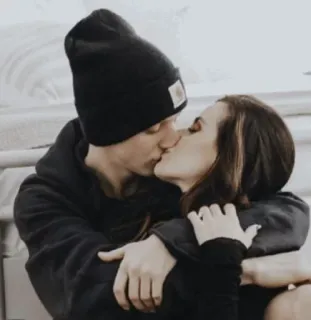 😚 95b5380e 키스, 사랑, 커플, 로맨스, 애정, 사람 telegram sticker