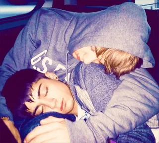 🥀 1deca72b dormir, amis, sweats à capuche, couple, détente, affection whatsapp sticker