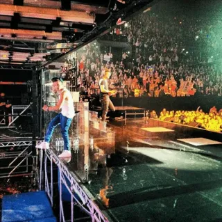 🥀 3f49afbe concert, foule, scène, performance, événement, divertissement whatsapp sticker