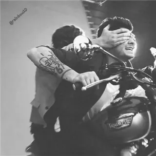 🥀 540e6d94 @rainbow1d moto, amis, tatouage, fun, affection, yeux fermés, niveaux de gris whatsapp sticker