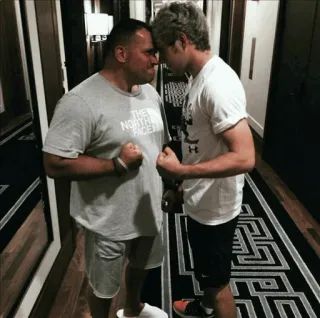 🥀 b1223b45 hommes, couloir, rencontre, face à face whatsapp sticker