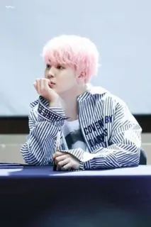 ➖ 4dc089ea COVER BY persona, capelli rosa, kpop, uomo, maglia a righe whatsapp sticker