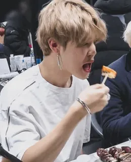 ➖ 790626e8 mangiare, cibo, persona, uomo, capelli biondi, casual whatsapp sticker