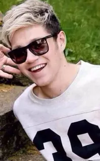 😎 d9ab3eec 30 人物, 太阳镜, 微笑, 金发, 白衬衫, 休闲, 肖像, 室内 telegram sticker