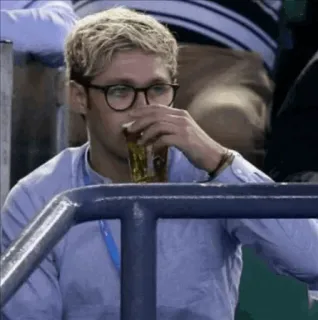 🍃 0bd4ae97 pria, minum, bir, penonton, kacamata whatsapp sticker