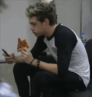 🌈 4ffc3ac4 Niall Horan Niall Horan, pizza, makan, One Direction, selebriti whatsapp sticker