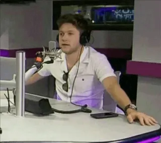 💫 5d916e01 Niall Horan musisi, radio, wawancara, headphone, pria whatsapp sticker