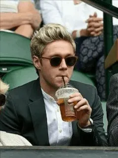 🍃 811c0b1f Niall Horan Niall Horan, penyanyi, selebriti, One Direction, es teh, kacamata hitam whatsapp sticker