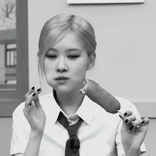 👒 bd30ef74 อาหาร, กิน, ผู้หญิง, ขาวดำ, คอร์นด็อก, ขนม whatsapp sticker