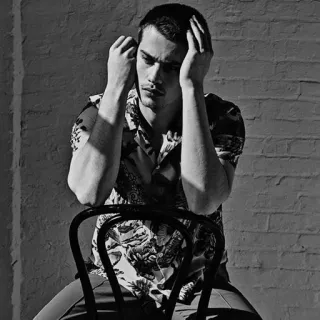 ⛓ be0a908e мужчина, портрет, черно-белое, стул, мода, задумчивый whatsapp sticker