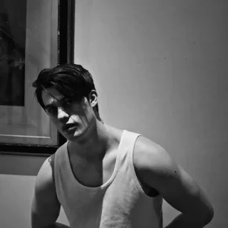 ⚔ fceedd00 мужчина, майка, портрет, черно-белый, мужской, в помещении whatsapp sticker