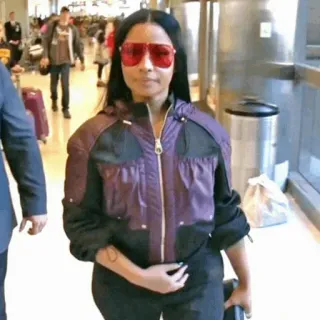 🌷 e89a3252 Nicki Minaj Nicki Minaj, rapper, celebrity, music, singer, airport, red sunglasses whatsapp sticker