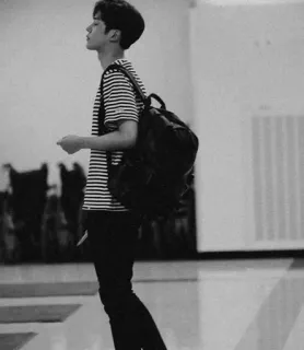 🗞 ae8e182a Persona, Caminando, Mochila, Camiseta de rayas, Blanco y negro, Ropa informal telegram sticker