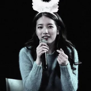 🌫 0da3f963 kobieta, mikrofon, uszy królika, koreański, idol, sweter, piosenkarka telegram sticker