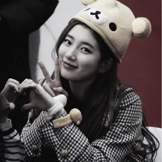 🌫 5f1e95d7 kobieta, koreański, znak pokoju, uroczy, niedźwiedź, czapka, czarno-biały telegram sticker