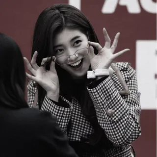 🌫 737f215a kobieta, okulary, uśmiechnięta, koreańska, szczęśliwa telegram sticker