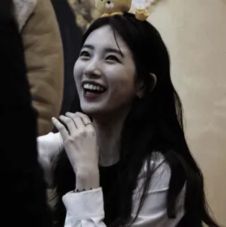 🌫 b63b5ff0 kobieta, uśmiechnięta, portret, uroda, brunetka, osoba telegram sticker