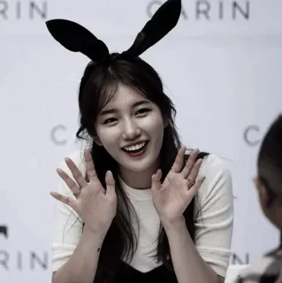 🌫 e093bfc1 kobieta, uszy królika, uśmiechnięta, portret, szczęśliwa, troskliwa telegram sticker