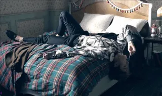 💔 5e0c3727 спальня, кровать, человек, лежа, в помещении telegram sticker