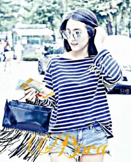 🌑 8e43ddc2 Vi Para femme, mode, lunettes de soleil, portrait, décontracté, extérieur telegram sticker