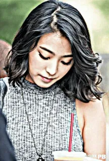 🌑 a32433d1 femme, cheveux gris, collier, boisson, portrait telegram sticker