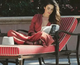 🥀 744a651b Mais Avec Qui Tu Vas Baiser женщина, чтение, книга, французский whatsapp sticker