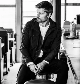 ◼ 3b825dbd 男性, ポートレート, 屋内, 人, 座り, カジュアル telegram sticker