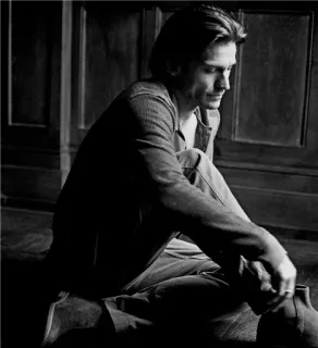 ◼ 558c6a38 男性, 座っている, 白黒, 屋内, ポートレート, カジュアル telegram sticker