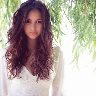 🥀 01518196 frau, porträt, brünett, lange haare, weißes kleid, natur telegram sticker