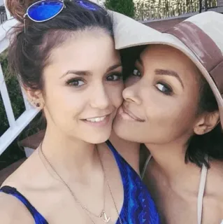 🥀 02051423 Frauen, Freundschaft, Porträt, Hut, Sonnenbrille telegram sticker